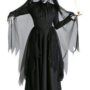 Plus Size Lady in Black Ghost Costume